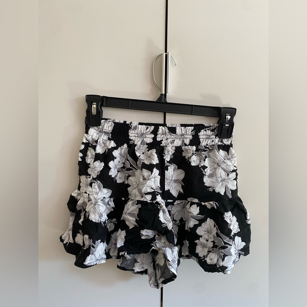 Aeropostale black and white floral skort - barely worn - perfect for summer days